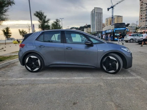 shitet 2 Volkswagen ID.3 PRO elektrike , gri metalizato automatik 42.000 €