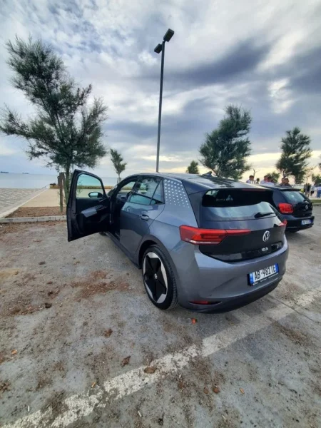 shitet 2 Volkswagen ID.3 PRO elektrike , gri metalizato automatik 42.000 €