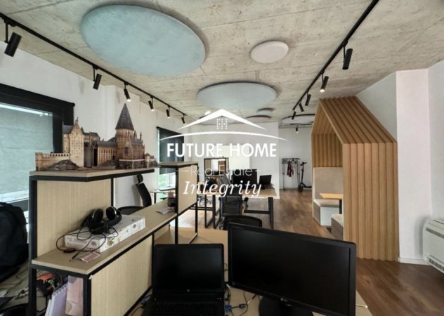 Tirane, jepet me qera ambjent biznesi Kati 4, 175 m² 2.000 € (Rruga Gjeneral Nikols, përball Park Gate)