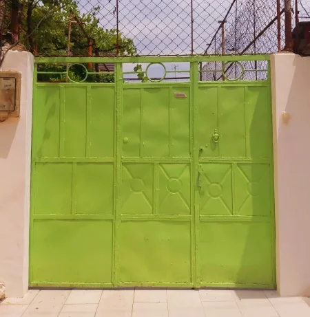 Shkoder, shes DERE TE JASHTME SHTEPIE 349 € , gjeresia 2m e 46 cm dhe lartesia 2 m e 20cm