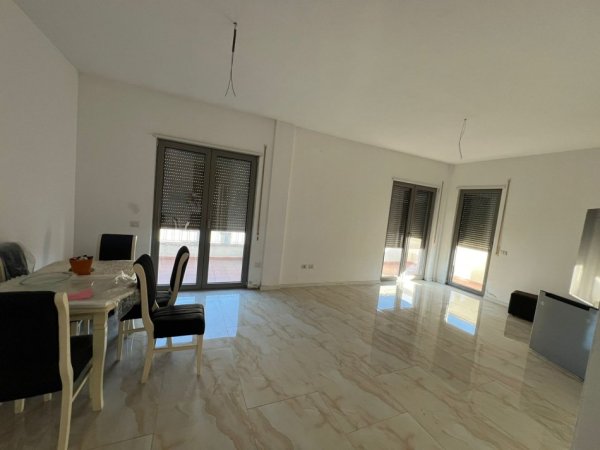 Tirane, jepet me qera apartament 3+1+Ballkon Kati 6, 154 m² 600 € (Tower Bridge)