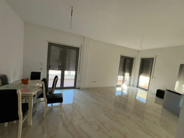 Tirane, jepet me qera apartament 3+1+Ballkon Kati 6, 154 m² 600 € (Tower Bridge)
