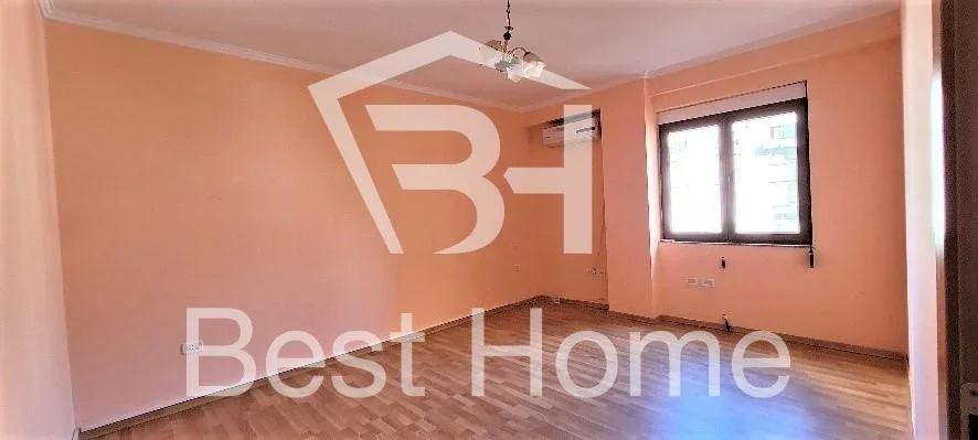 Tirane, jepet me qera zyre Kati 4, 90 m² 470 € (Qender, Bulevardi Zogu i Pare)