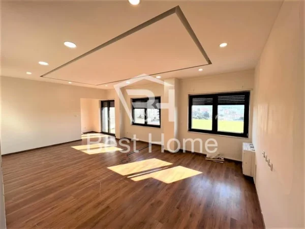 Tirane, jepet me qera zyre Kati 5, 132 m² 1.000 € (Zogu i Zi, Ring Center)