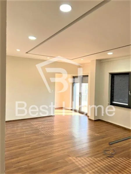 Tirane, jepet me qera zyre Kati 5, 132 m² 1.000 € (Zogu i Zi, Ring Center)
