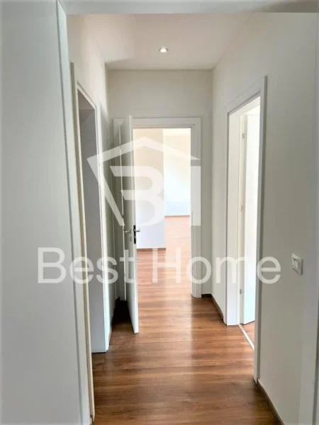 Tirane, jepet me qera zyre Kati 5, 132 m² 1.000 € (Zogu i Zi, Ring Center)