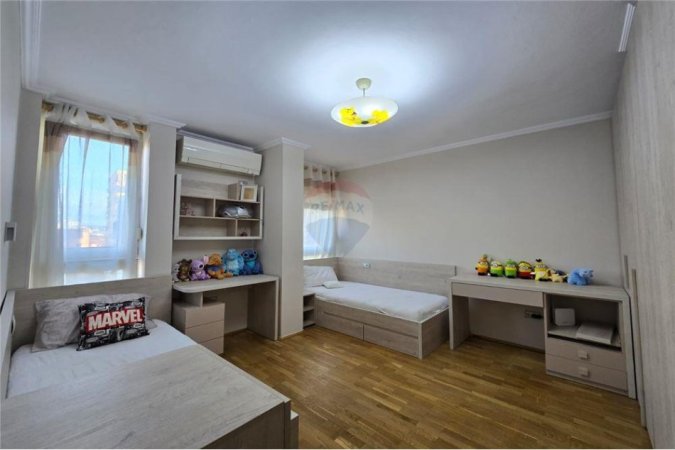 Tirane, jepet me qera apartament 2+1+Ballkon Kati 5, 97 m² 1.000 € (Rruga Serecave)