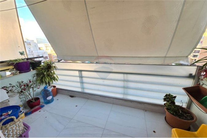 Tirane, jepet me qera apartament 2+1+Ballkon Kati 5, 97 m² 1.000 € (Rruga Serecave)