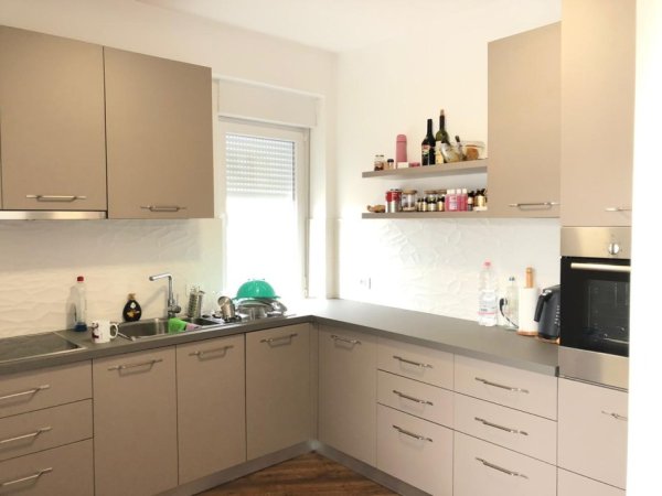 Tirane, jepet me qera apartament 1+1+Ballkon Kati 8, 80 m² 600 € (Frosina Plaku)