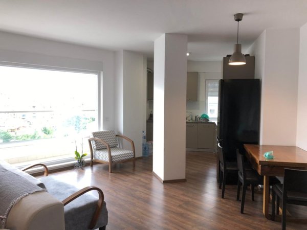 Tirane, jepet me qera apartament 1+1+Ballkon Kati 8, 80 m² 600 € (Frosina Plaku)