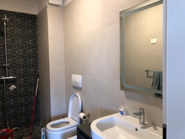Tirane, jepet me qera apartament 1+1+Ballkon Kati 8, 80 m² 600 € (Frosina Plaku)