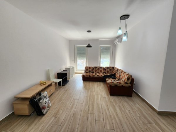 Tirane, jepet me qera apartament 1+1+Ballkon Kati 3, 70 m² 330 € (Don Bosko)