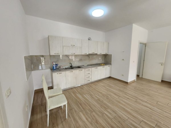 Tirane, jepet me qera apartament 1+1+Ballkon Kati 3, 70 m² 330 € (Don Bosko)