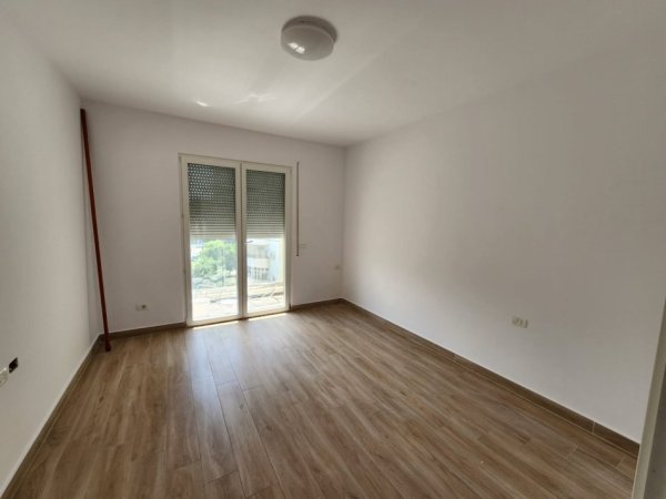 Tirane, jepet me qera apartament 1+1+Ballkon Kati 3, 70 m² 330 € (Don Bosko)