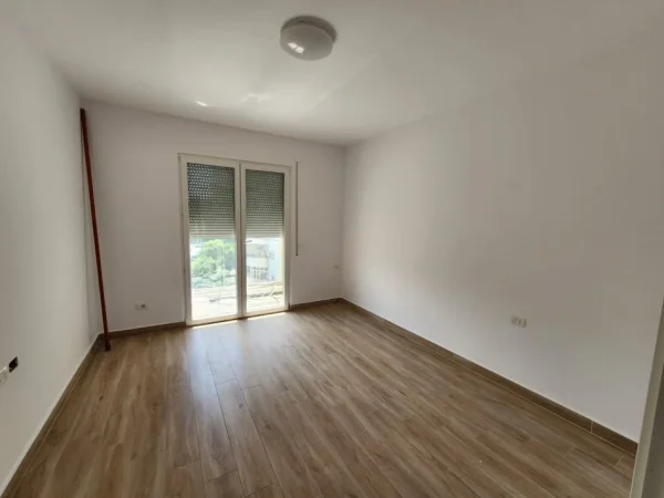 Tirane, jepet me qera apartament 1+1+Ballkon Kati 3, 70 m² 330 € (Don Bosko)