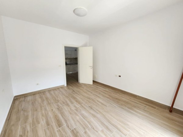 Tirane, jepet me qera apartament 1+1+Ballkon Kati 3, 70 m² 330 € (Don Bosko)