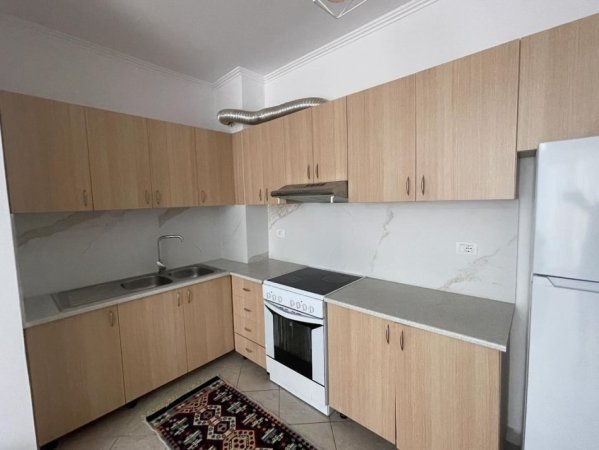 Tirane, jepet me qera apartament 2+1 Kati 5, 95 m² 400 € (yzberisht)
