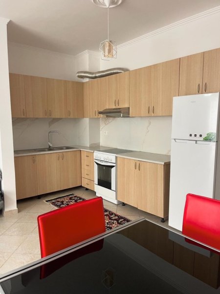 Tirane, jepet me qera apartament 2+1 Kati 5, 95 m² 400 € (yzberisht)