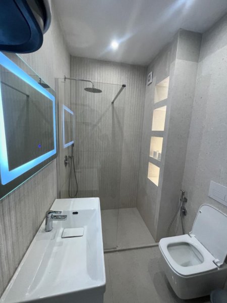 Tirane, jepet me qera apartament 2+1 Kati 5, 95 m² 400 € (yzberisht)