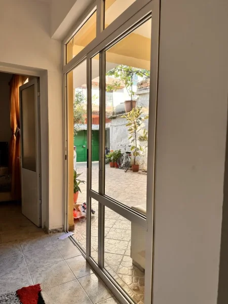 Tirane, jepet me qera apartament duplex 1+1+Aneks+Ballkon Kati 1, 62 m² 400 € (Rruga Besim Imani)