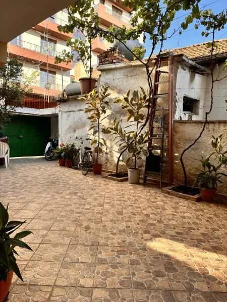 Tirane, jepet me qera apartament duplex 1+1+Aneks+Ballkon Kati 1, 62 m² 400 € (Rruga Besim Imani)