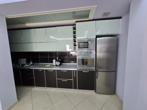 Vlore, shitet apartament 1+1+Aneks+Ballkon , 100 m² 130.000 € (Dhimiter Konomi)