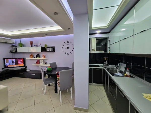 Vlore, shitet apartament 1+1+Aneks+Ballkon , 100 m² 130.000 € (Dhimiter Konomi)