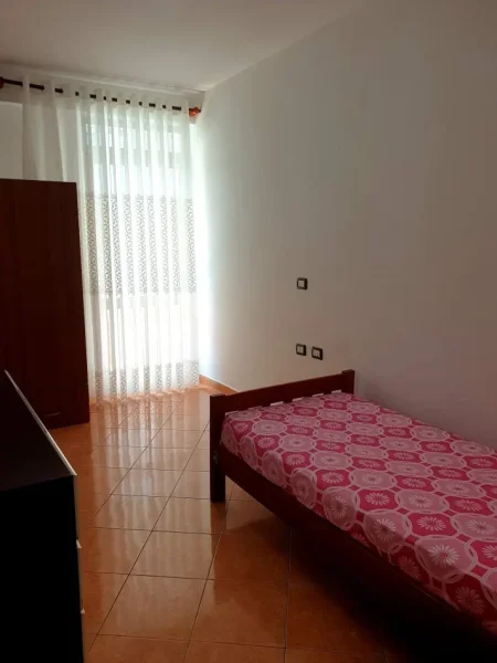 Tirane, jepet  me qera apartament 2+1+Ballkon Kati 4, 100 m² 400 € (Thoma Koxhaj)