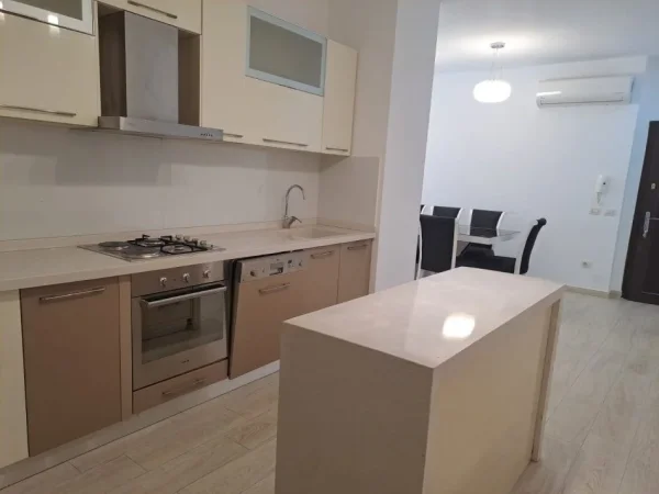 Tirane, jepet me qera apartament 2+1+Ballkon Kati 4, 100 m² 890 € (QENDER)