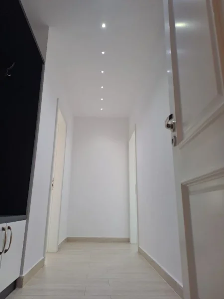 Tirane, jepet me qera apartament 2+1+Ballkon Kati 4, 100 m² 890 € (QENDER)