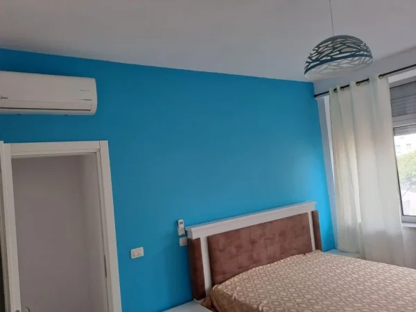 Tirane, jepet me qera apartament 2+1+Ballkon Kati 4, 100 m² 890 € (QENDER)