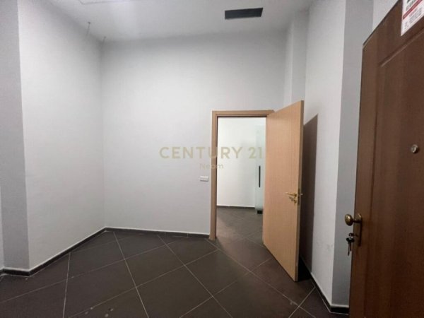 Tirane, jepet me qera ambjent biznesi Kati 8, 2.000 € (rruga e dibres)