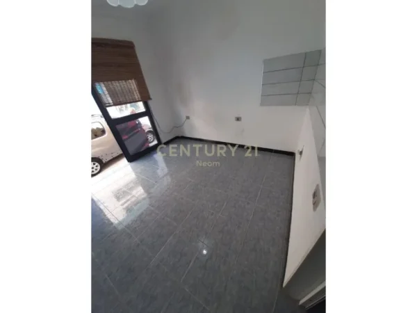 Tirane, jepet me qera ambjent biznesi , 28 m² 350 € (stadiumi dinamo)