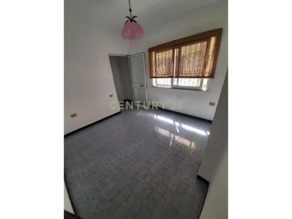 Tirane, jepet me qera ambjent biznesi , 28 m² 350 € (stadiumi dinamo)