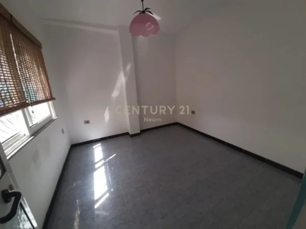 Tirane, jepet me qera ambjent biznesi , 28 m² 350 € (stadiumi dinamo)