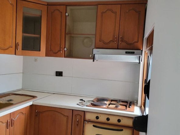 Tirane, jepet me qera apartament 1+1 Kati 3, 86 m² 300 € (SELITE)