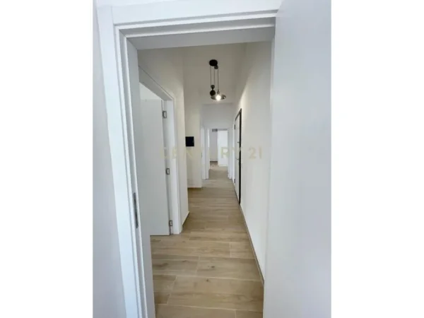 Tirane, jepet me qera apartament duplex 3+1 Kati 4, 130 m² 800 € (kodra e diellit)