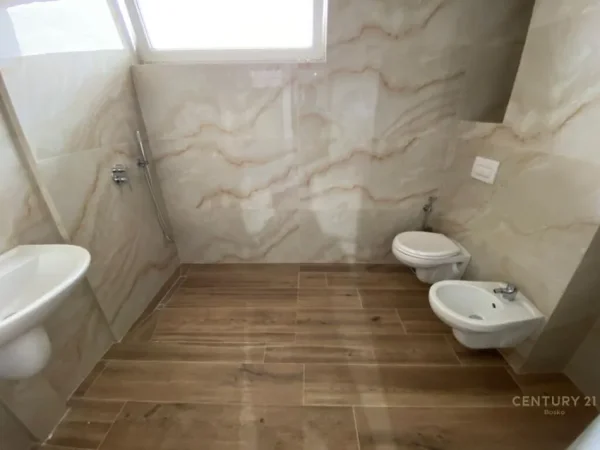 Tirane, jepet me qera apartament 2+1 Kati 9, 141 m² 1.000 € (liqeni i tiranes)