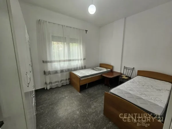 Tirane, jepet me qera apartament 3+1 Kati 2, 160 m² 600 € (sauk)