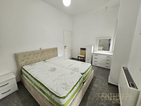 Tirane, jepet me qera apartament 3+1 Kati 2, 160 m² 600 € (sauk)