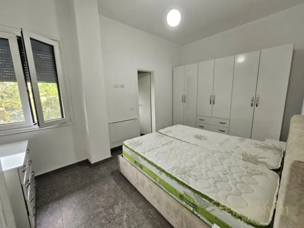Tirane, jepet me qera apartament 3+1 Kati 2, 160 m² 600 € (sauk)