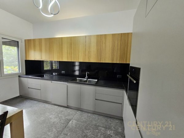 Tirane, jepet me qera apartament 3+1 Kati 2, 160 m² 600 € (sauk)