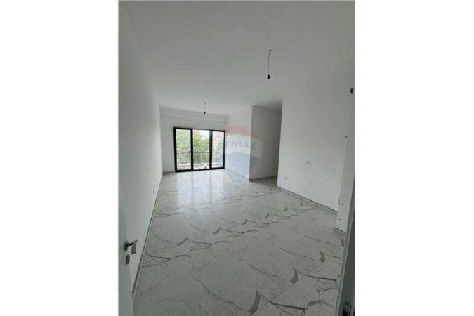 Tirane, jepet me qera apartament 3+1+Ballkon Kati 1, 124 m² 600 € (Rruga e Dibrës - Farmacia 10)