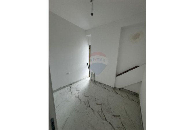 Tirane, jepet me qera apartament 3+1+Ballkon Kati 1, 124 m² 600 € (Rruga e Dibrës - Farmacia 10)
