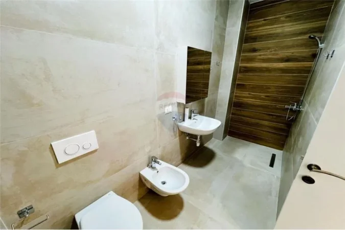 Tirane, jepet me qera apartament 1+1 Kati 9, 70 m² 500 € (Rruga e Dibres)