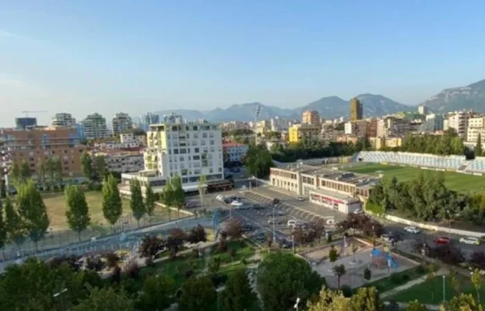 Tirane, jepet me qera ambjent biznesi Kati 0, 90 m² 2.000 € (Bllok / Stadiumi Dinamo)