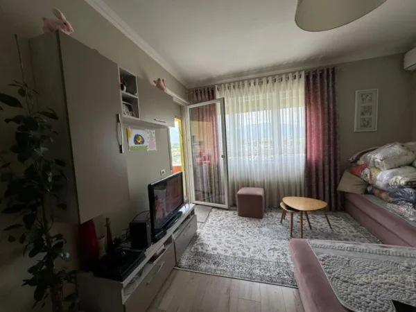 Tirane, jepet me qera apartament 1+1 Kati 5, 65 m² 585 € (liqen i thate)