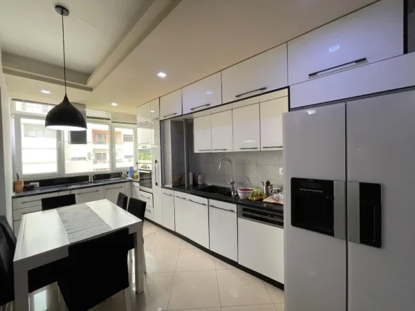 Tirane, jepet me qera apartament 2+1+Ballkon Kati 5, 110 m² 550 € (Astir)