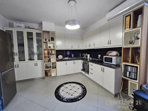 Tirane, shitet apartament 3+1 Kati 3, 110 m² 175.000 € (Kopshti Botanik)
