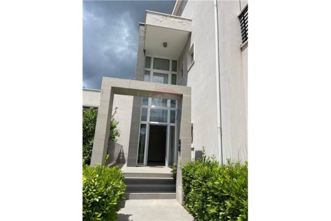 Tirane, jepet me qera Vile 5+1+Aneks+Ballkon Kati 1, 900 m² 4.000 € (Bathore)